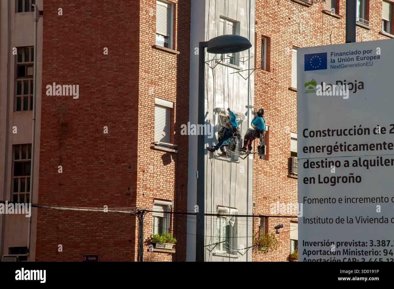 Logrono, la Rioja, ESPAGNE. 1er janvier 2000. Le maire de Logroño, Conrado Escobar, dirige le lancement de la course pour la santé mentale, qui rassemble plus de 500 participants dans le parc de la Ribera, dans la capitale de la Rioja. L'événement sportif de masse vise à sensibiliser à l'importance de la santé mentale et à promouvoir le bien-être général dans la communauté. (Photographie de MARIO Martija) crédit : Mario Martija/Alamy Live News Banque D'Images