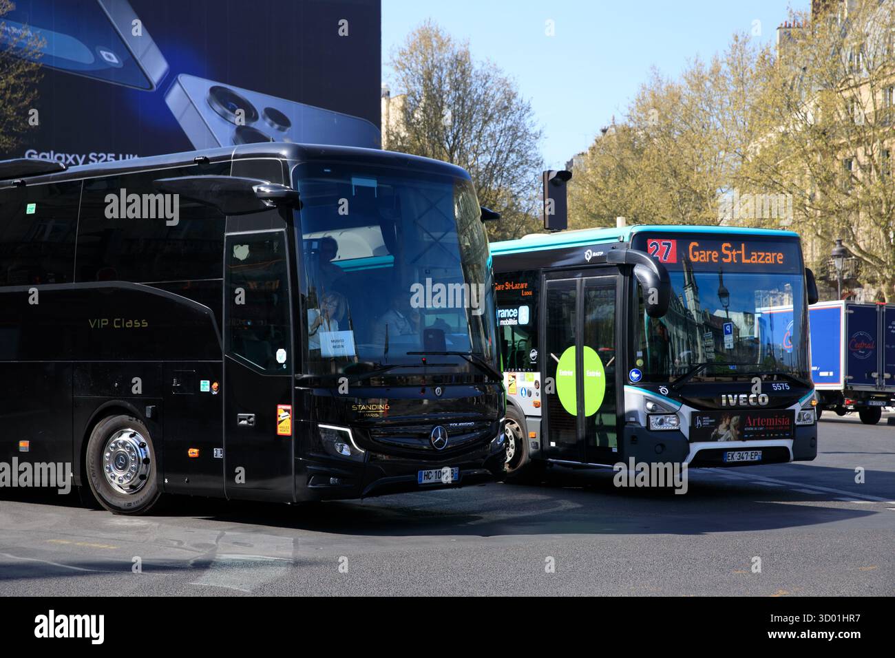 France, région Ile de France, Paris 6ème arrondissement, place Saint Michel, autocar VIP Class et bus RATP Banque D'Images