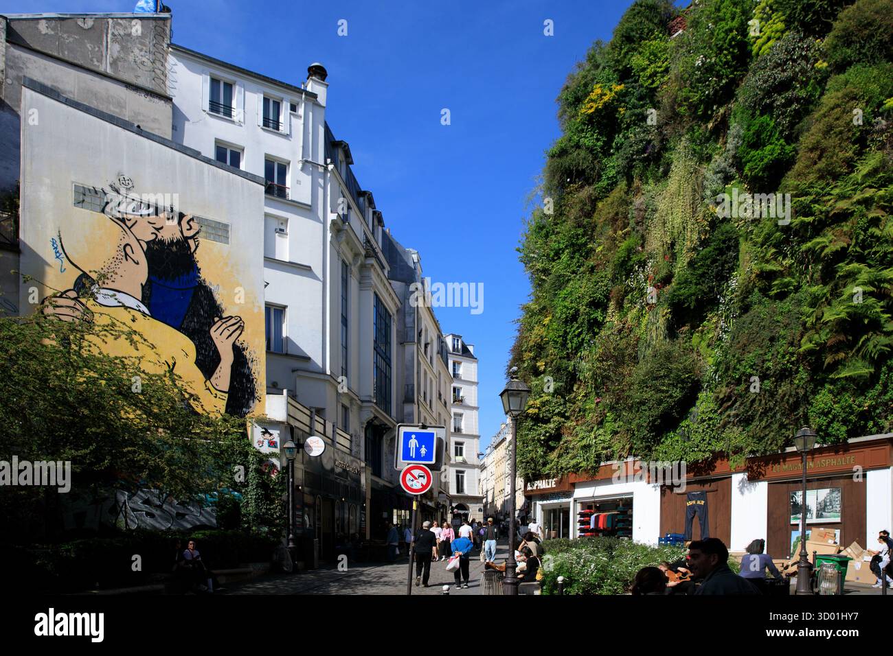 France, région Ile de France, Paris 2ème arrondissement, rue d'Aboukir, rue des petits carreaux, le mur végétal L'Oasis d'Aboukir et mur peint avec Tintin embrassant le capitaine Haddock, par l'artiste de rue Combo, 2018 Banque D'Images