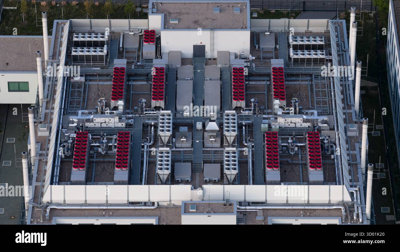 Centre de données, installation HVAC, installation de refroidissement. Infrastructure de centre informatique. Vue aérienne. Banque D'Images