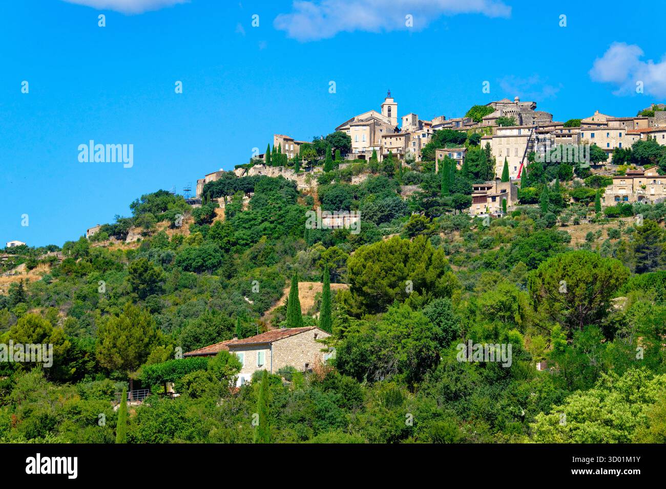 France, Vaucluse, Parc naturel régional du Luberon (parc naturel régional du Luberon), Gordes, a certifié les plus beaux villages de France (les plus Beaux villages de France), le village perché sur un éperon rocheux dominé par son château Renaissance et son église romane St Firmin Banque D'Images