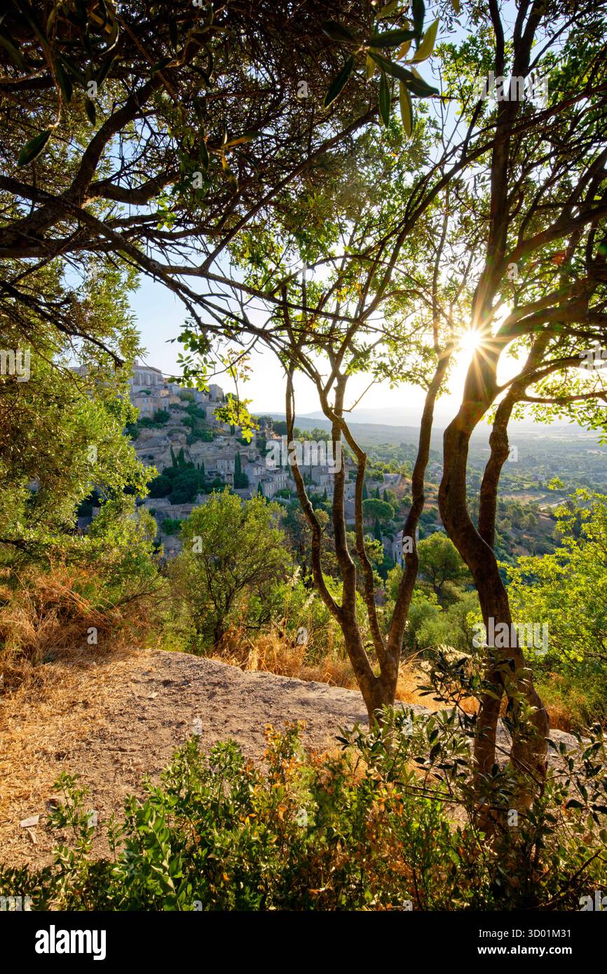 France, Vaucluse, Réserve naturelle régionale du Luberon (parc naturel régional du Luberon), Gordes, a certifié les plus beaux villages de France (les plus Beaux villages de France), le village perché sur un éperon rocheux Banque D'Images