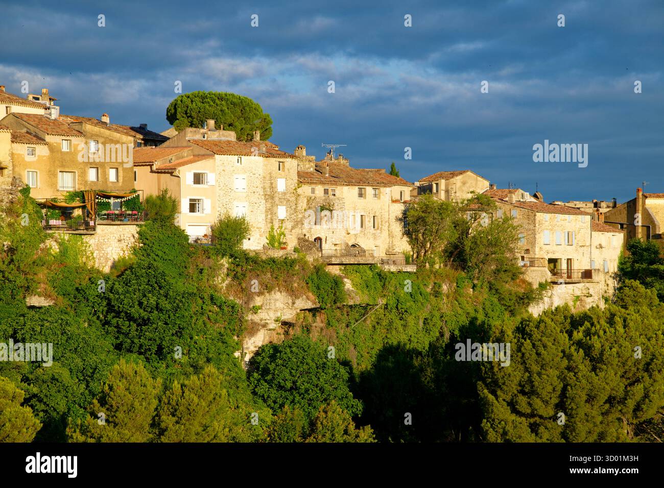 France, Vaucluse, Venasque, labellisé les plus Beaux villages de France (les plus beaux villages de France), perché au sommet d'un éperon rocheux, contre les Monts du Vaucluse Banque D'Images
