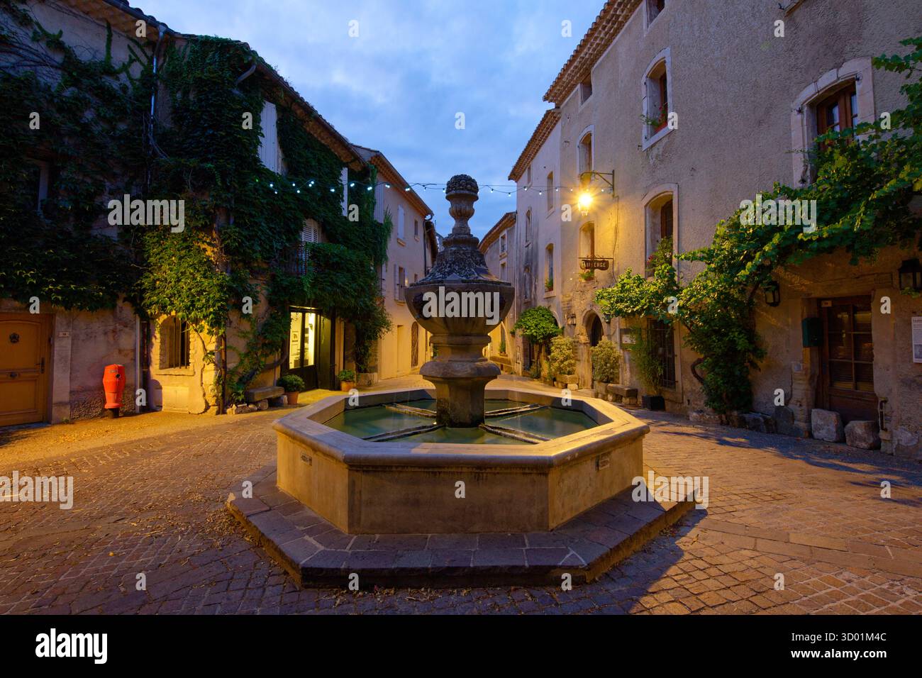 France, Vaucluse, Venasque, étiqueté les plus Beaux villages de France (les plus beaux villages de France), place de la fontaine (place de la fontaine) Banque D'Images