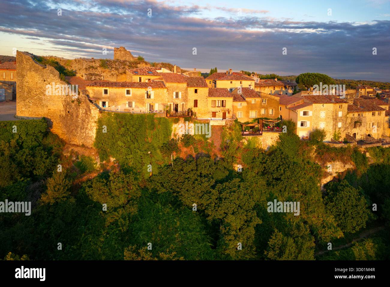 France, Vaucluse, Venasque, labellisé les plus Beaux villages de France, perché au sommet d'un éperon rocheux, contre les Monts du Vaucluse, les tours sarrasines (vue aérienne) Banque D'Images