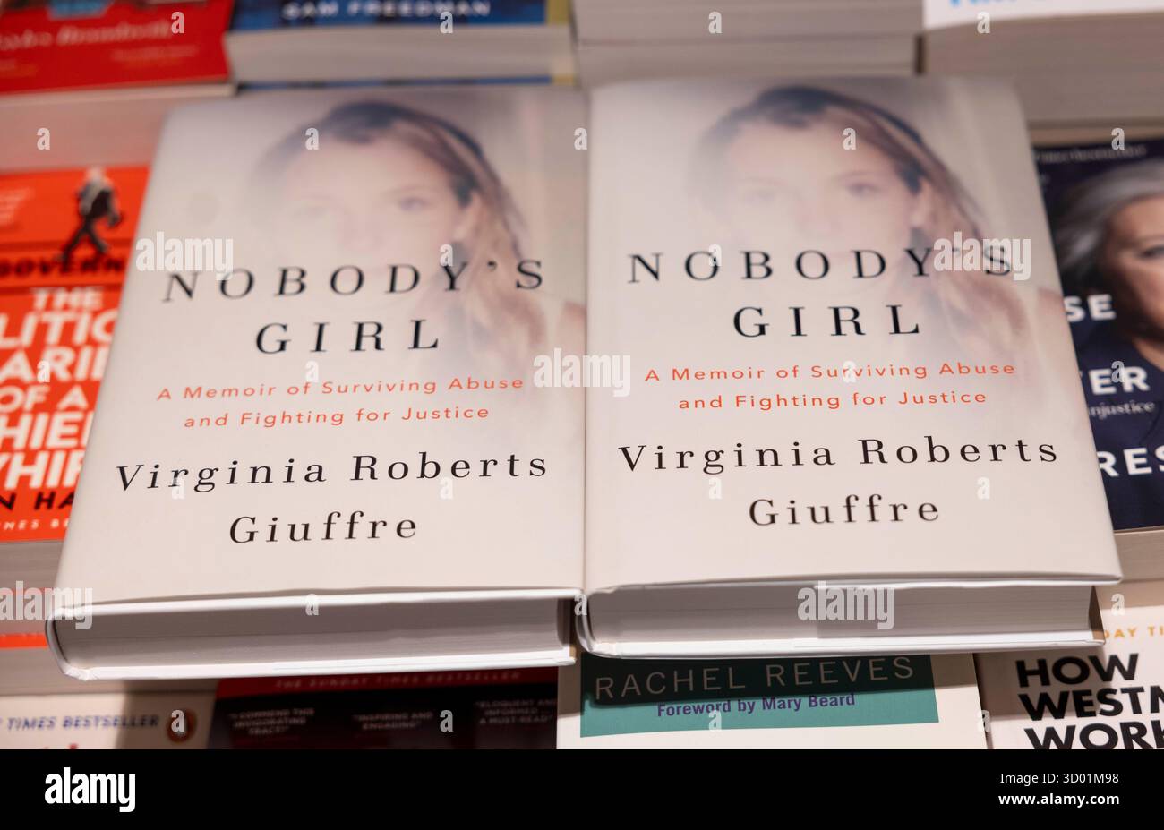 Londres, Royaume-Uni 21 octobre 2025 'Nobody's Girl' par Virginia Roberts Giuffre qui est publié aujourd'hui. Jeffrey Epstein survivante Virginia Giuffre, dans ses propres mots. Virginia Giuffre a révélé dans un mémoire posthume qu’elle a enduré des cauchemars « avides, des hommes houleux sur moi », des années après avoir déclaré qu’elle avait été exploitée sexuellement par Jeffrey Epstein et ses affiliés. Crédit : Mark Thomas/Alamy Live News Banque D'Images