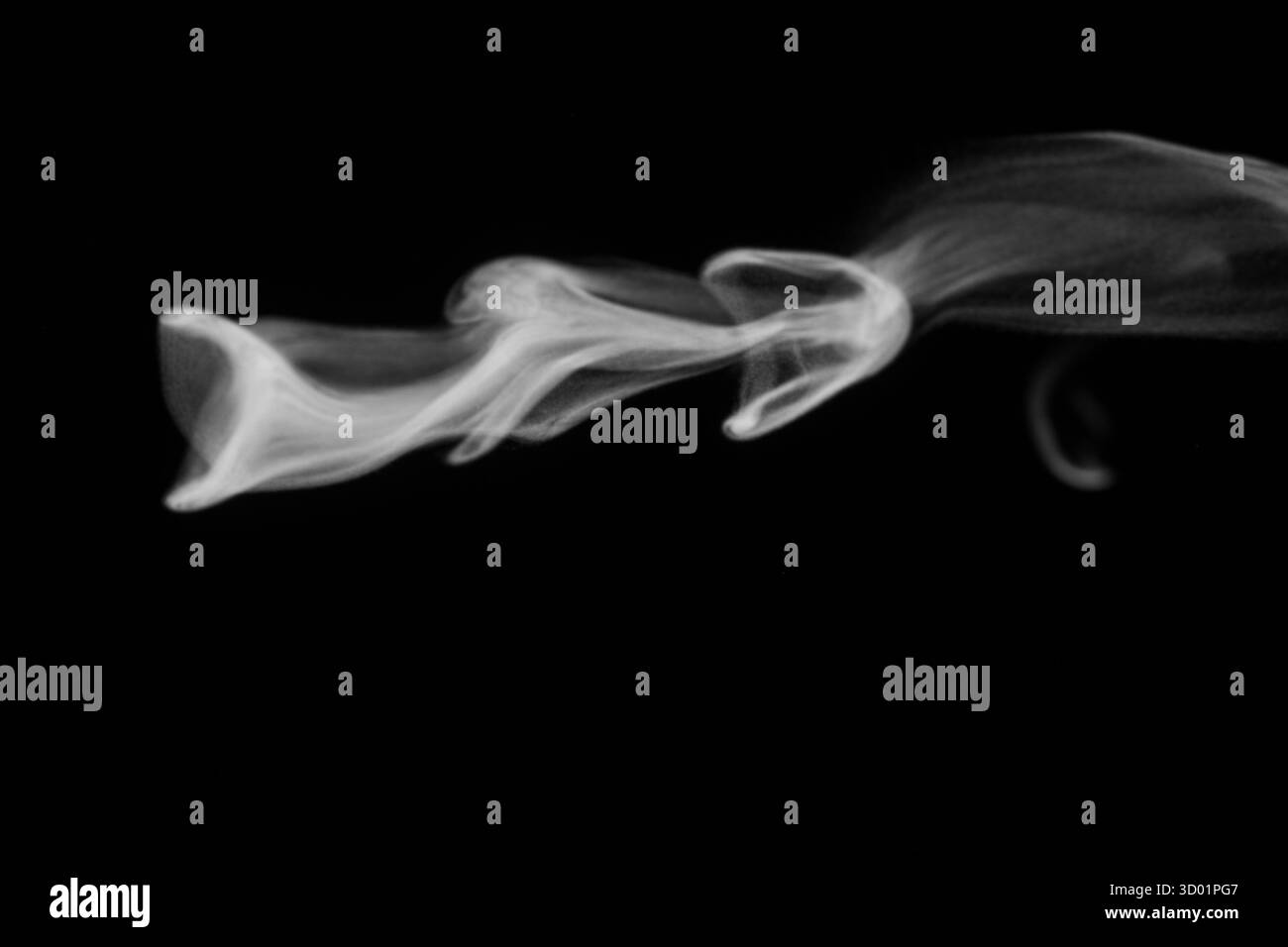 Vue rapprochée de la vapeur d'eau blanche avec pulvérisation de l'humidificateur. Isolé sur fond noir. fumée de vapeur sur fond noir. Fumée blanche fantaisie. Banque D'Images