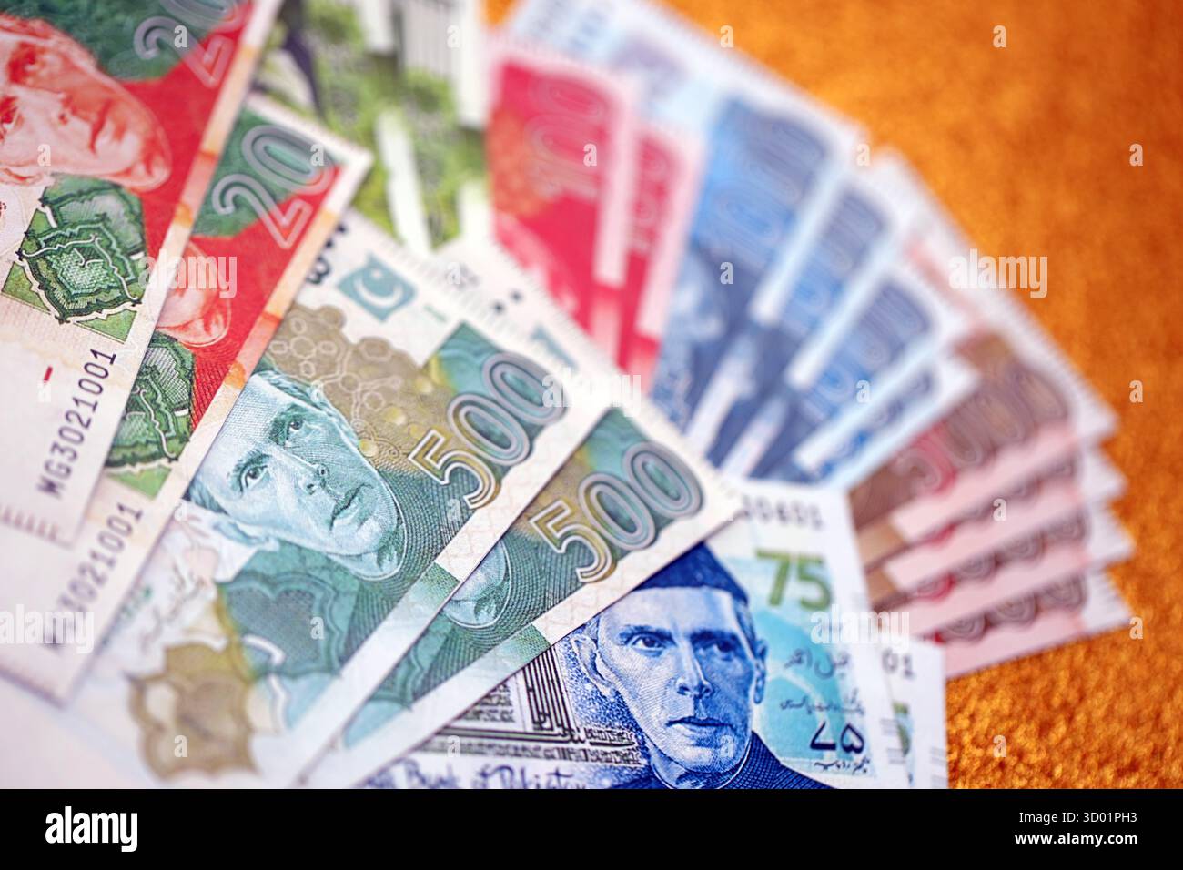 Pakistan roupies billets de banque sur fond jaune doré. Les factures d'argent pakistanaises actuelles sont sur la table en gros montant. Le concept d'affaires et d'investissement au Pakistan Banque D'Images