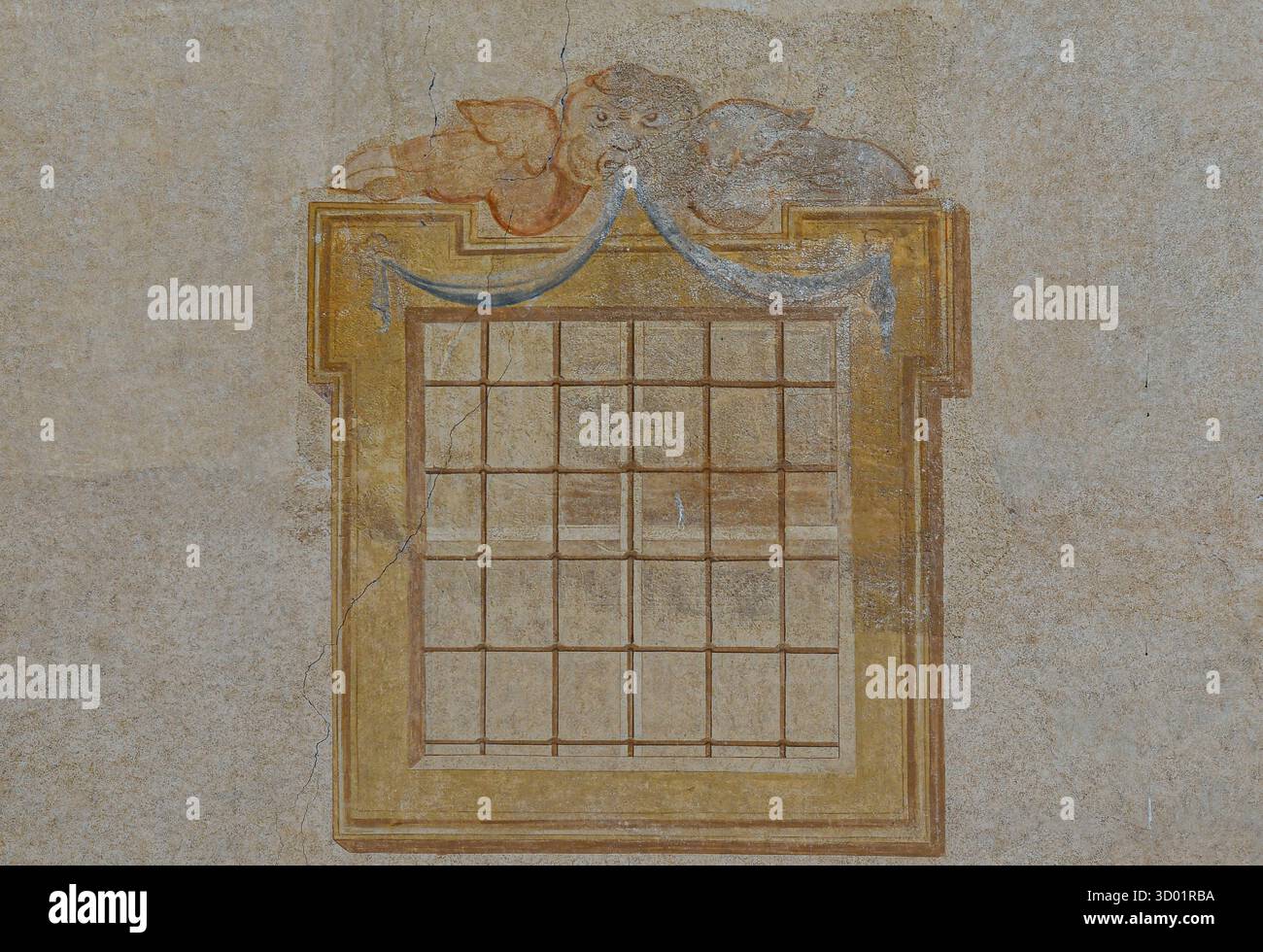 Gros plan d'une fausse fenêtre décorée de fresques en trompe l'oeil sur la façade du Palazzo Mathis, bâtiment baroque historique à Bra (Cuneo), Piémont, Italie Banque D'Images