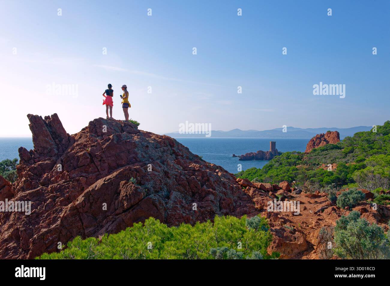 France, Var, Saint-Raphaël, Corniche d'Or ou Corniche de l'Esterel, randonnée en direction du cap de Dramont, vue sur l'Ile d'Or et la tour de Saracen Banque D'Images