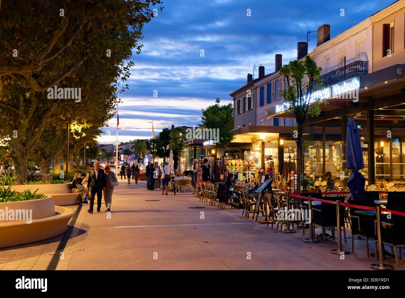 France, Var, Saint Raphaël, restaurants sur le vieux port Banque D'Images