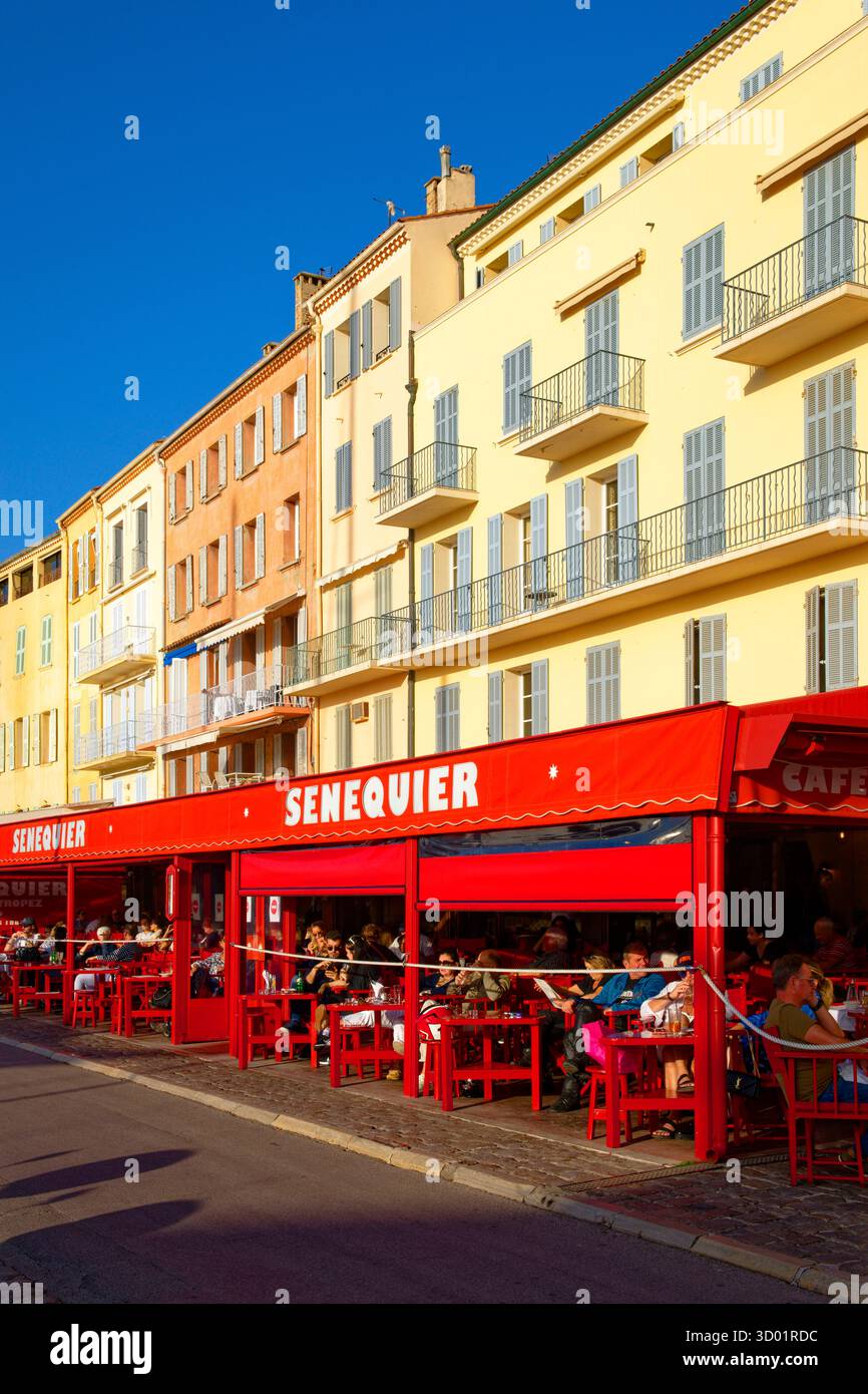 France, Var, Saint Tropez, le vieux port, quai Jean Jaurès, café Sénéquier Banque D'Images