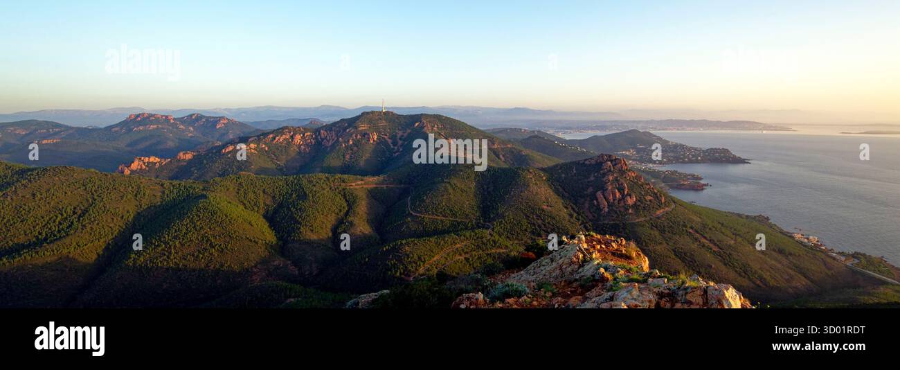 France, Var, Saint Raphaël, Agay ville de Saint Raphaël, massif de l'Estérel, randonnée au Cap Roux, vue depuis le col du Cap Roux sur le pic de l'Ours (492 m) et la côte de la corniche de l'Estérel Banque D'Images