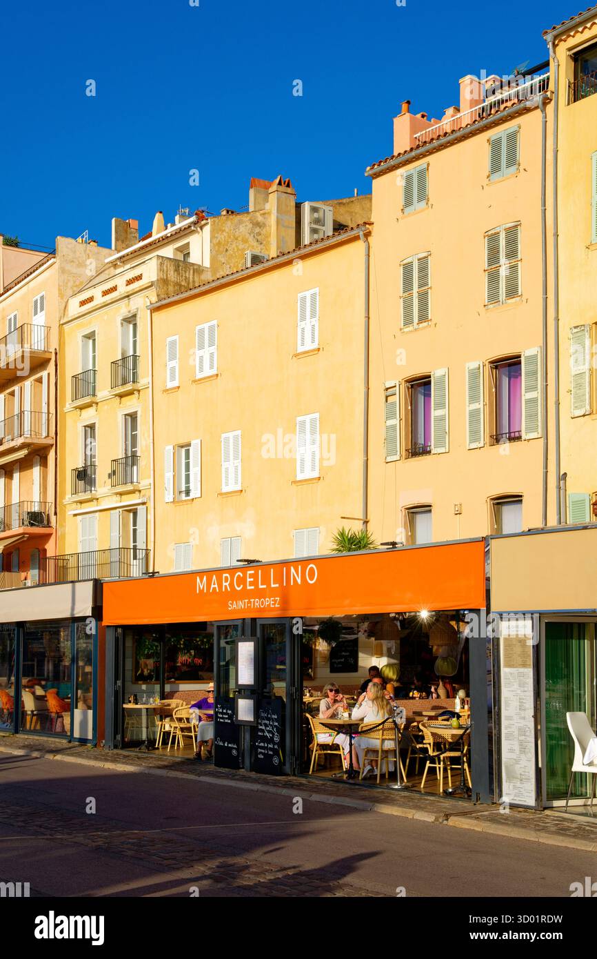 La France, Var, Saint Tropez, le vieux port, quai Jean Jaurès Banque D'Images