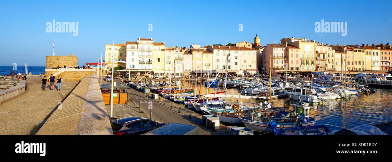 France, Var, Saint Tropez, le vieux port, la Tour Portalet et l'église paroissiale notre-Dame de l'Assomption en arrière-plan Banque D'Images