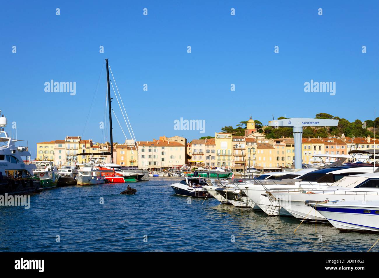 France, Var, Saint Tropez, le vieux port et l'église paroissiale notre-Dame de l'Assomption en arrière-plan Banque D'Images
