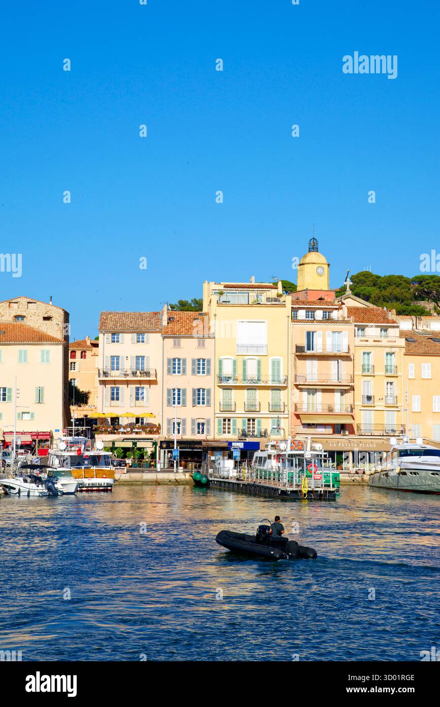 France, Var, Saint Tropez, le vieux port et l'église paroissiale notre-Dame de l'Assomption en arrière-plan Banque D'Images