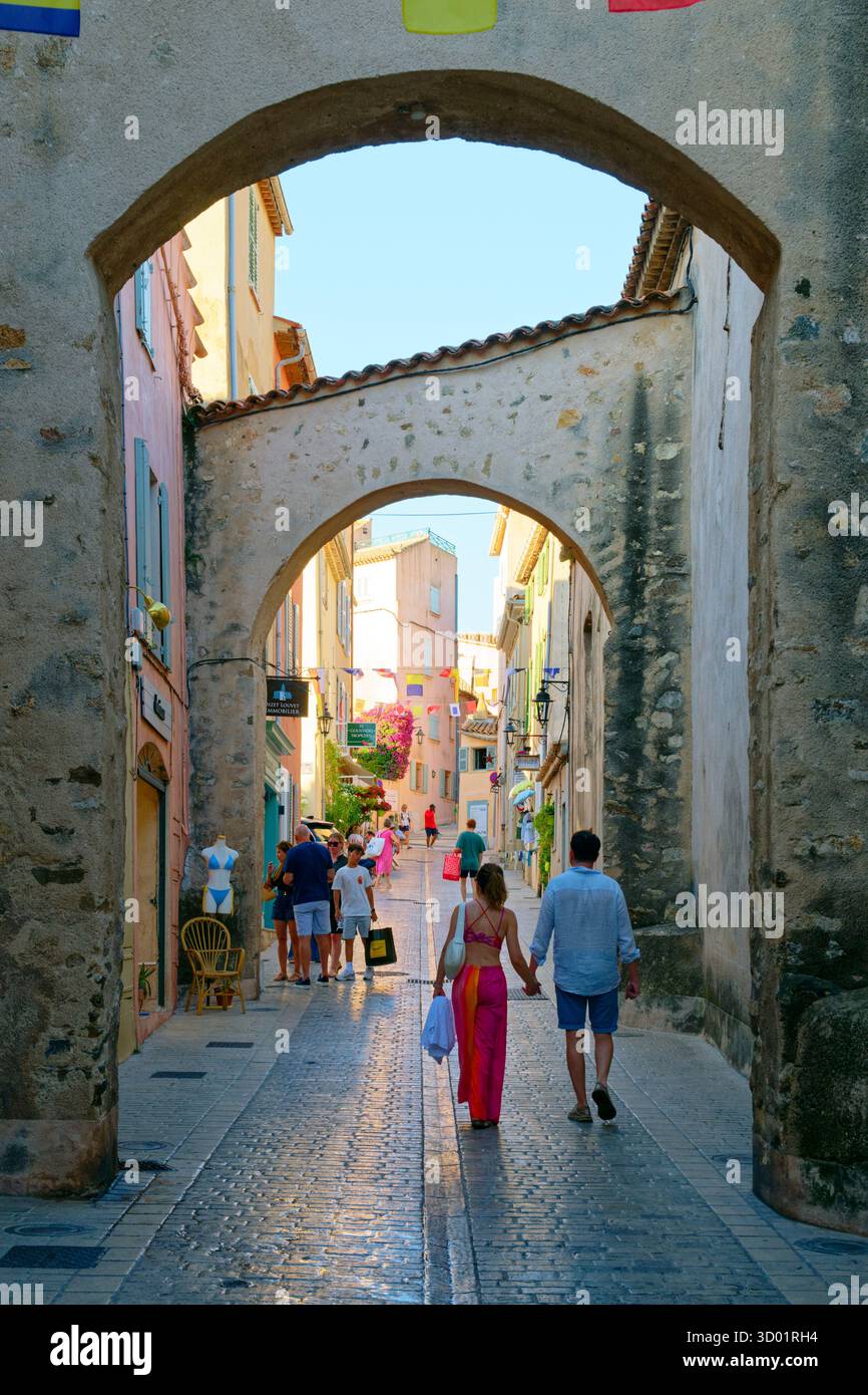 France, Var, Saint Tropez, vieille ville, Rue Misericorde Street, contreforts volants de la chapelle de la Miséricorde Banque D'Images
