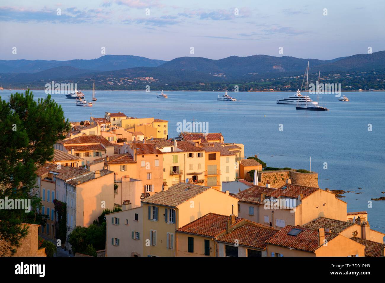 France, Var, Saint Tropez, la vieille ville avec la vieille Tour (Tour vieille) et le golfe de St Tropez Banque D'Images