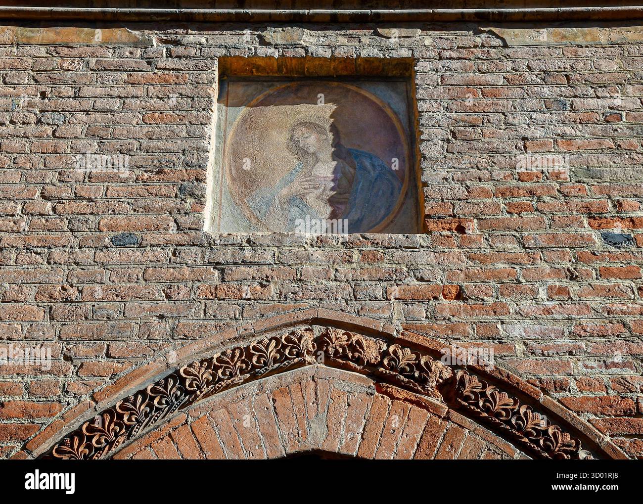 Détail de la façade du Palazzo Traversa avec une fresque votive représentant la Vierge au-dessus d'éléments décoratifs en terre cuite, Bra (Cuneo), Piémont, Italie Banque D'Images