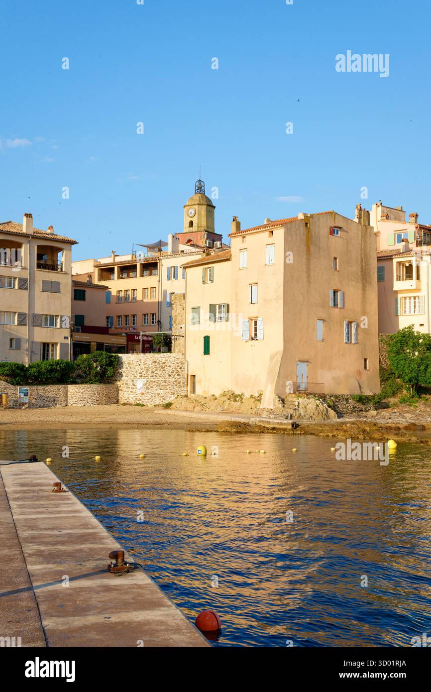 France, Var, Saint Tropez, plage de Ponche, vieux port de pêche, en arrière-plan l'église paroissiale notre-Dame de l'Assomption Banque D'Images