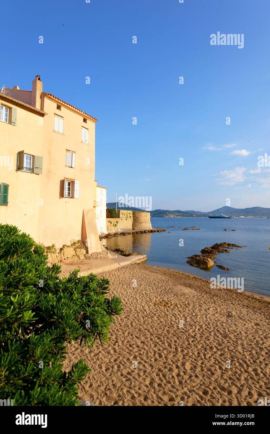 France, Var, Saint Tropez, plage de la Ponche, vieux port de pêche et la vieille Tour (Tour vieille) Banque D'Images