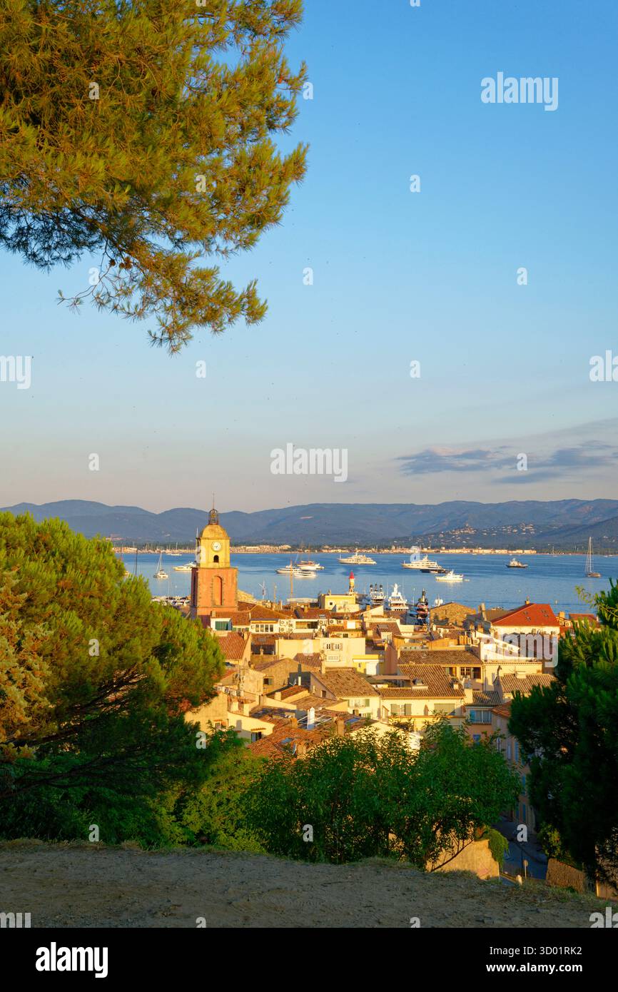 France, Var, Saint-Tropez, l'église paroissiale notre-Dame de l'Assomption et le golfe de Saint-Tropez Banque D'Images