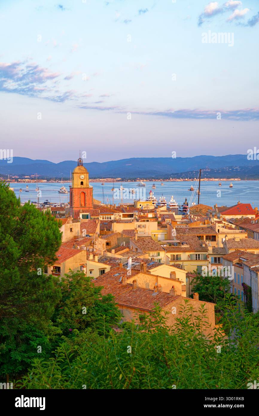 France, Var, Saint-Tropez, l'église paroissiale notre-Dame de l'Assomption et le golfe de Saint-Tropez Banque D'Images