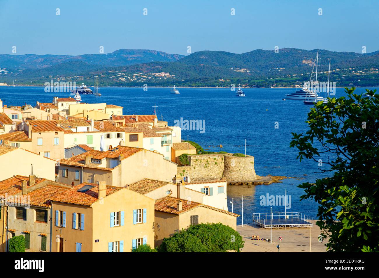 France, Var, Saint Tropez, la vieille ville avec la vieille Tour (Tour vieille) et le golfe de St Tropez Banque D'Images