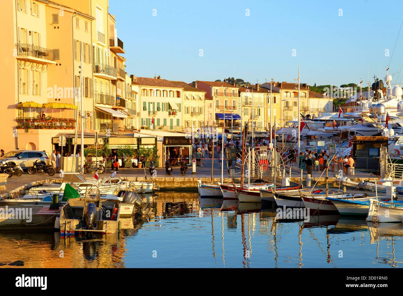 La France, Var, Saint Tropez, le vieux port, quai Jean Jaurès Banque D'Images