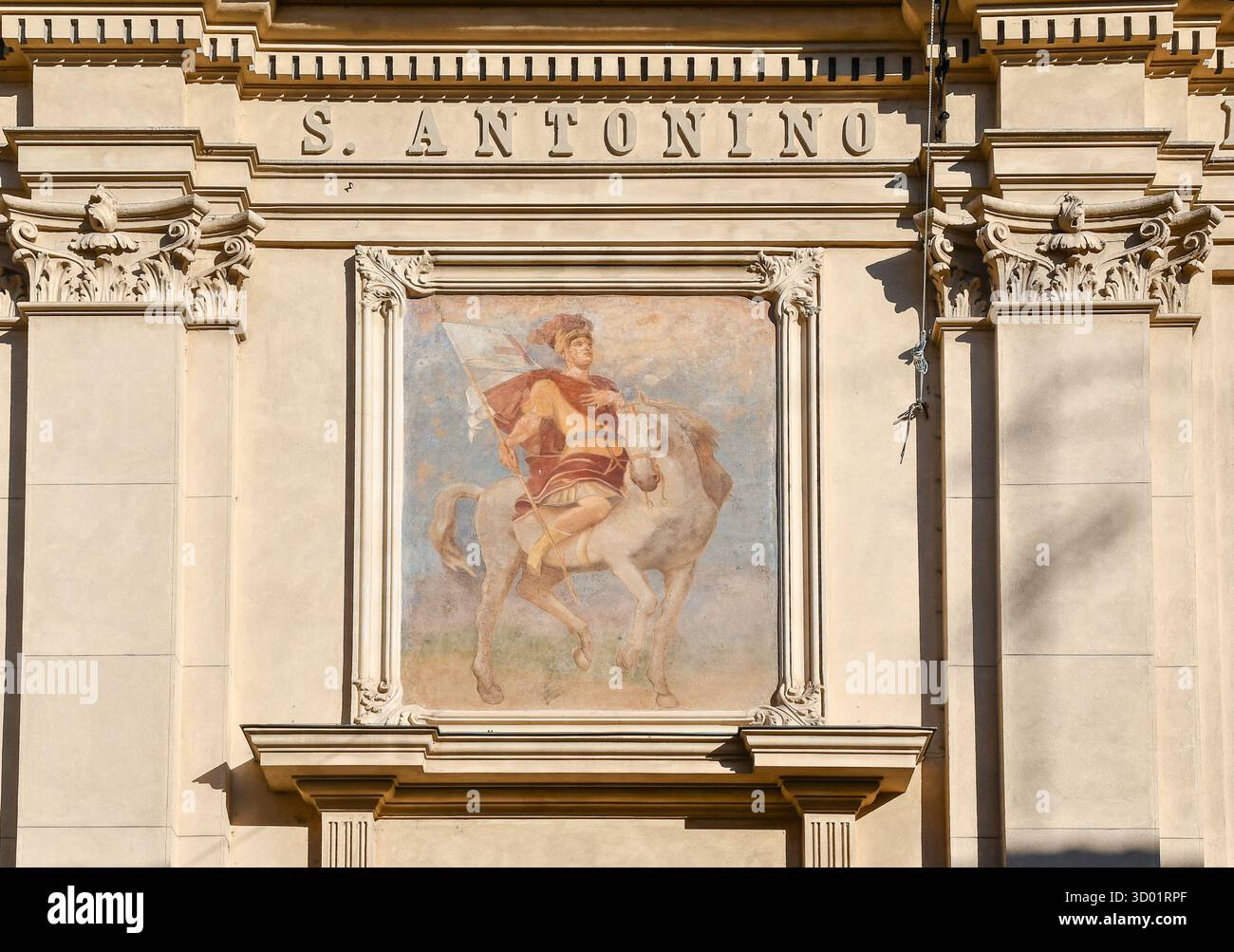 Fresque représentant Saint Antonino à cheval, sur la façade de l'église de Sant'Antonino, dans le centre historique de Bra (Cuneo), Piémont, Italie Banque D'Images
