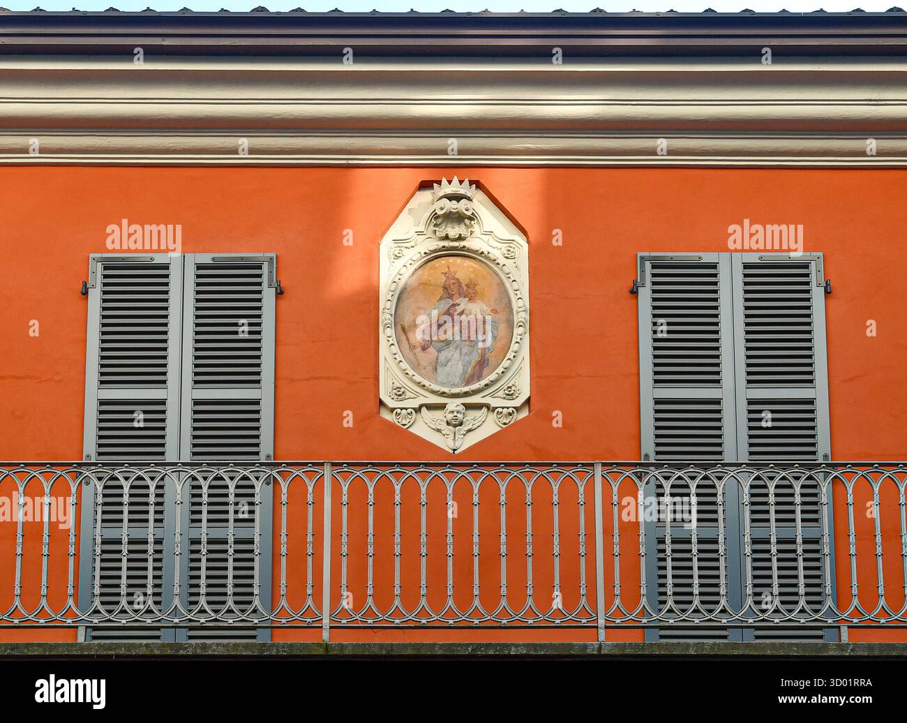 Sanctuaire votif avec une fresque de Madone et enfant dans un cadre en forme de relief, sur la façade d'un ancien bâtiment dans le centre historique, Bra (Cuneo), Italie Banque D'Images