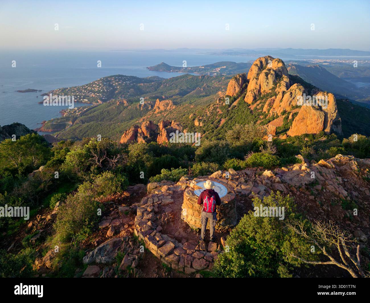 France, Var, Saint Raphaël, ville Agay de Saint Raphaël, massif de l'Estérel, randonnée au Cap Roux, sommet du Pilon (404m) depuis le col du Cap Roux, littoral de la corniche de l'Estérel, crique de l'Anthéor et Cap du Dramont en arrière-plan Banque D'Images
