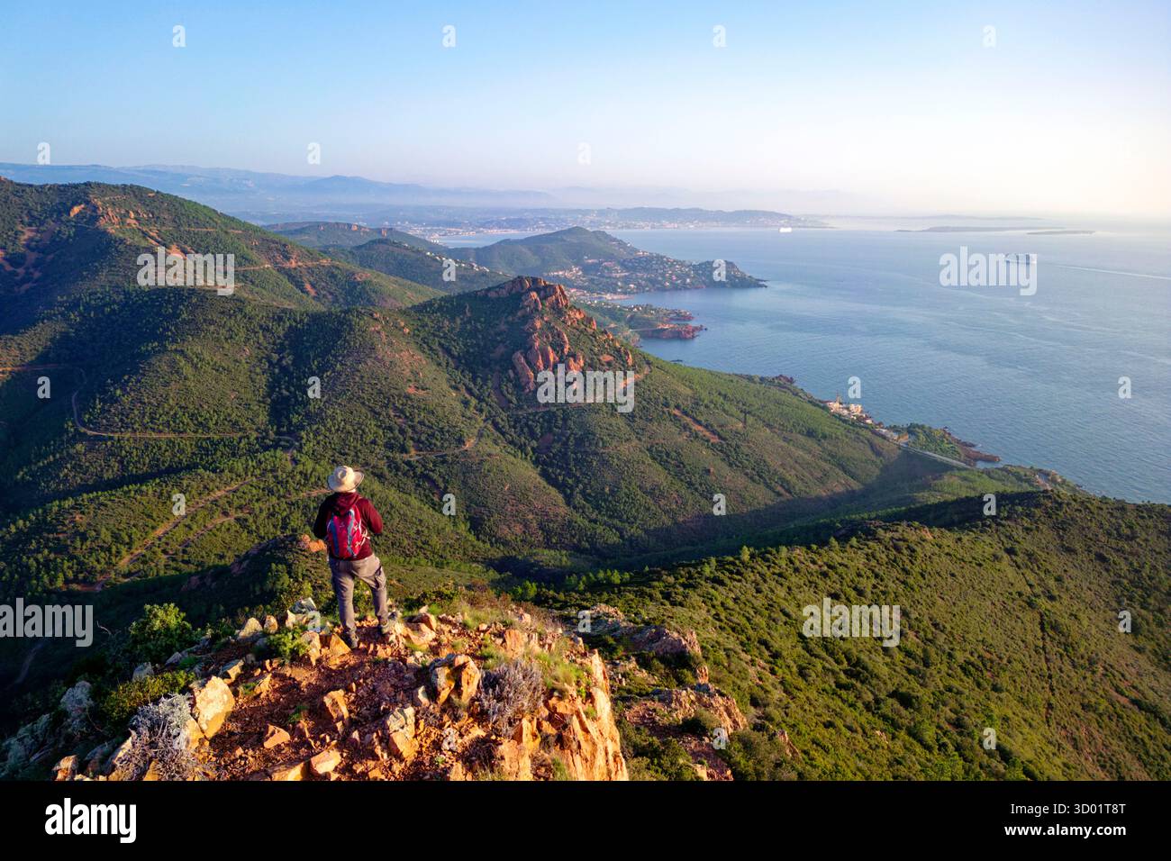 France, Var, Saint Raphaël, Agay ville de Saint Raphaël, massif de l'Estérel, randonnée au Cap Roux, vue depuis le col du Cap Roux sur le pic de l'Ours (492 m) et la côte de la corniche de l'Estérel Banque D'Images