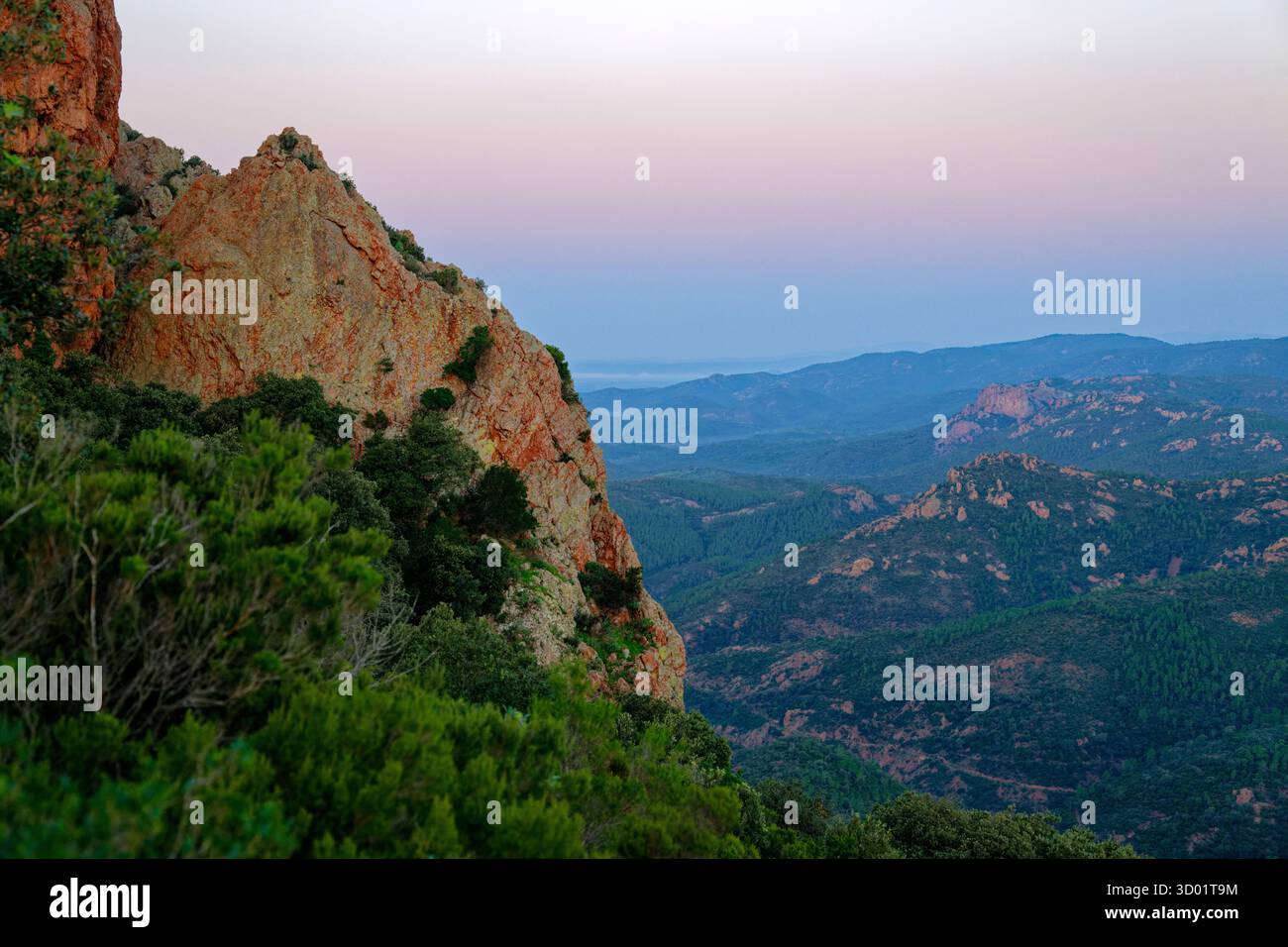 France, Var, Saint Raphaël, Agay ville de Saint Raphaël, massif de l'Estérel, randonnée au Cap Roux, vue depuis le col du Cap Roux Banque D'Images