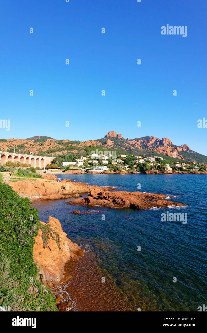 France, Var, Saint Raphaël, Corniche d'Or ou Corniche de l'Estérel, commune d'Antheor, viaduc du ruisseau d'Antheor vu depuis la route touristique de la route du Mimosa, en arrière-plan le Saint Pilon et le sommet du Cap Roux Banque D'Images