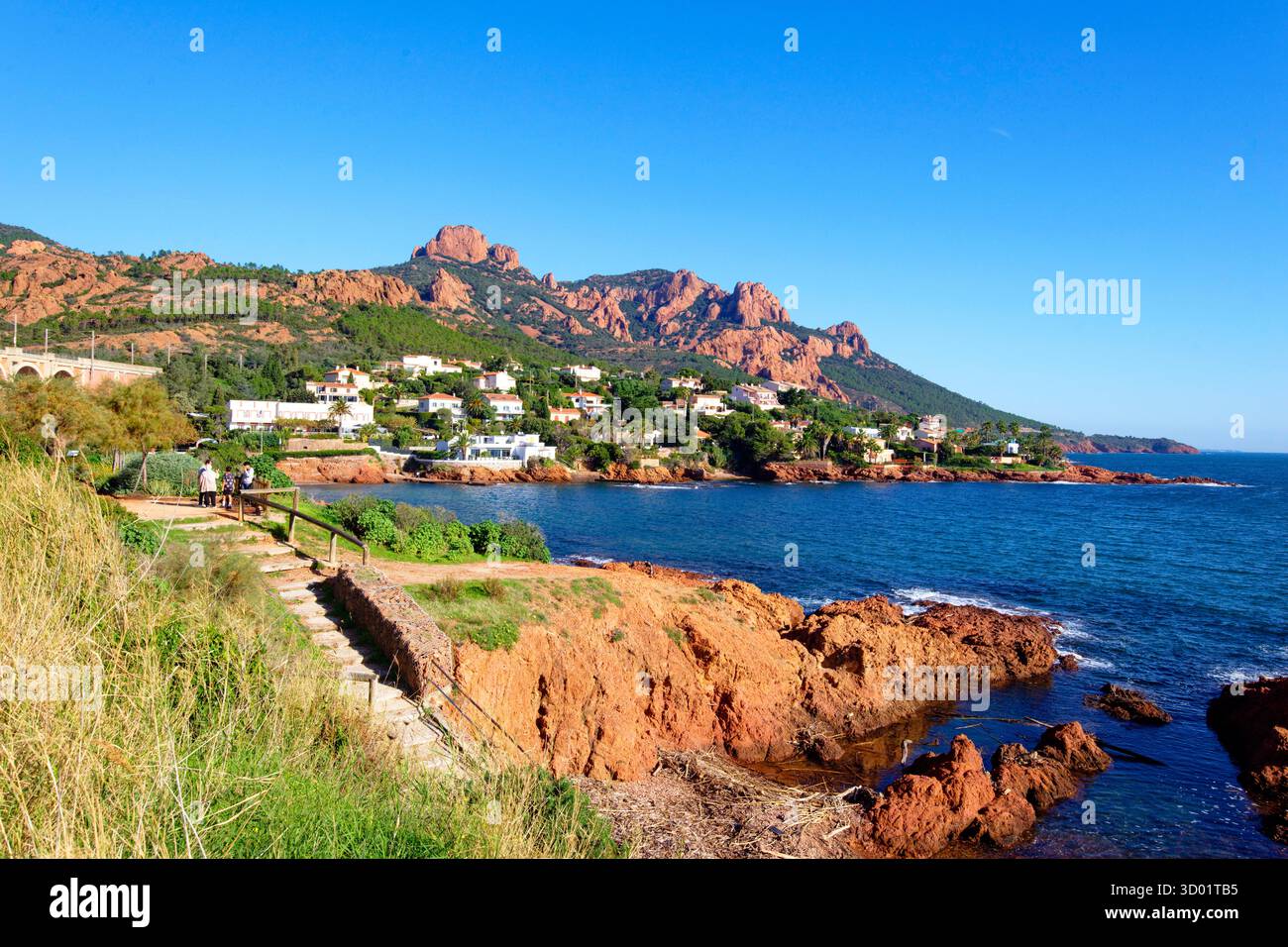 France, Var, Saint Raphaël, Corniche d'Or ou Corniche d'Esterel, commune d'Antheor, la crique d'Antheor vue depuis la route touristique de la route du Mimosa, en arrière-plan le Saint Pilon et le sommet du Cap Roux Banque D'Images