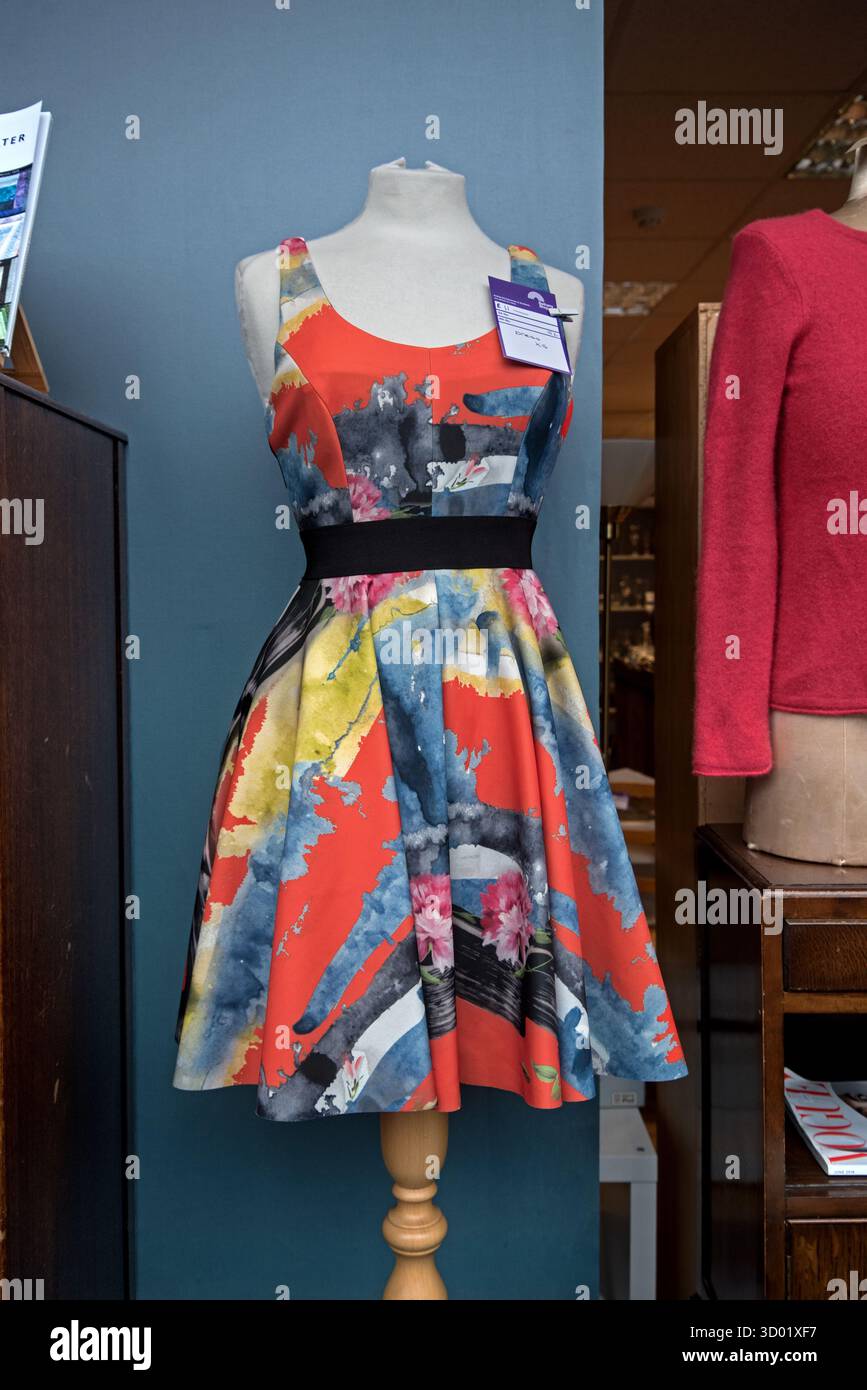 Robe vintage à vendre dans la vitrine d'un magasin de charité à Stockbridge, Édimbourg, Écosse, Royaume-Uni Banque D'Images