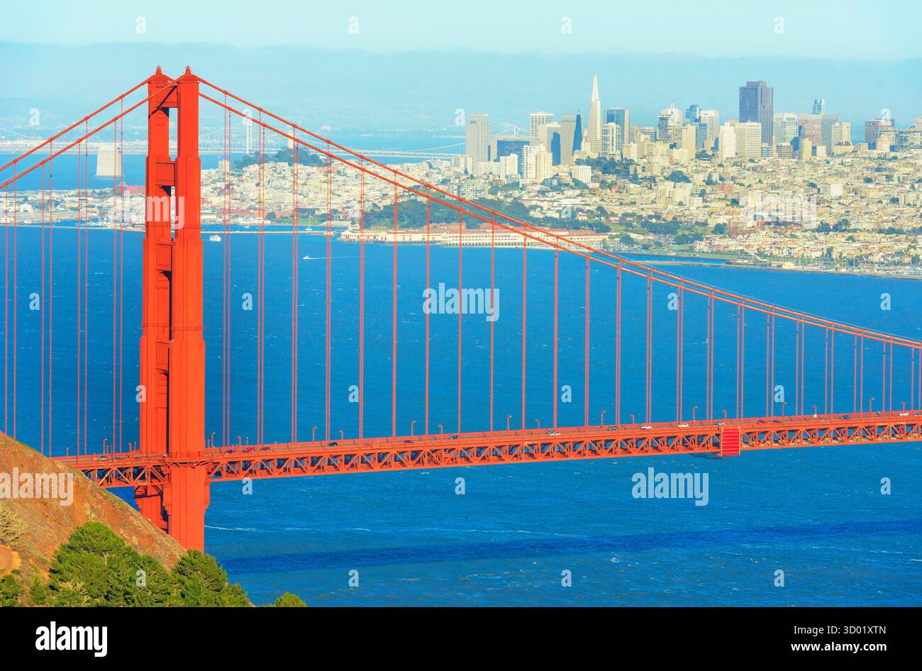 États-Unis, Californie, San Francisco, vue sur le Golden Gate Bridge et le quartier financier au loin Banque D'Images