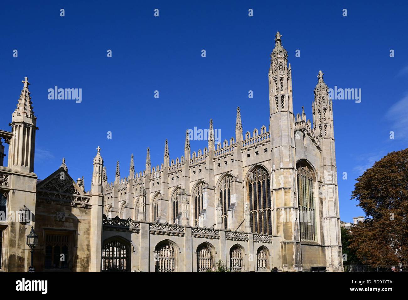 Flèches et contreforts le long de King's College Chapel vu depuis King's Parade, Cambridge, Angleterre, Royaume-Uni Banque D'Images