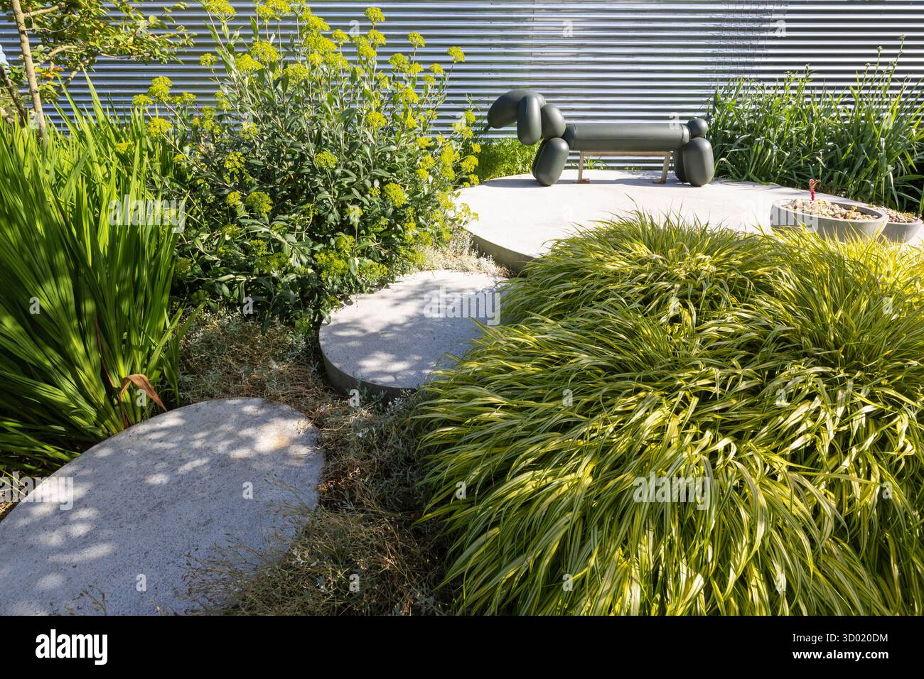 France, côtes d'Armor, Plouec du Trieux, les jardins du Kerfouler, jardin remarquable, sculpture, chien Banque D'Images France, côtes d'Armor, Plouec du Trieux, les jardins du Kerfouler, jardin remarquable, sculpture, chien Banque D'Images
