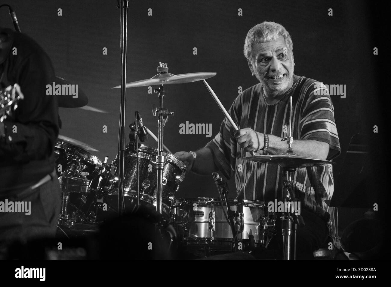 CYMANDE, CONCERT, 2025 : Richard Bailey du légendaire groupe britannique Cymande en tête d'affiche du Far Out Stage. Brecon, pays de Galles, Royaume-Uni, 17 août 2025. Le Green Man Festival 2025. Photographie : Rob Watkins/Alamy Live News. INFO : Cymande est un groupe britannique de funk et soul formé à Londres en 1971. Mêlant funk, reggae, jazz et rythmes afro-caribéens, leurs paroles socialement conscientes et leurs groove contagieux, comme on the message, ont influencé le funk, le hip-hop et la dance dans le monde entier. Banque D'Images