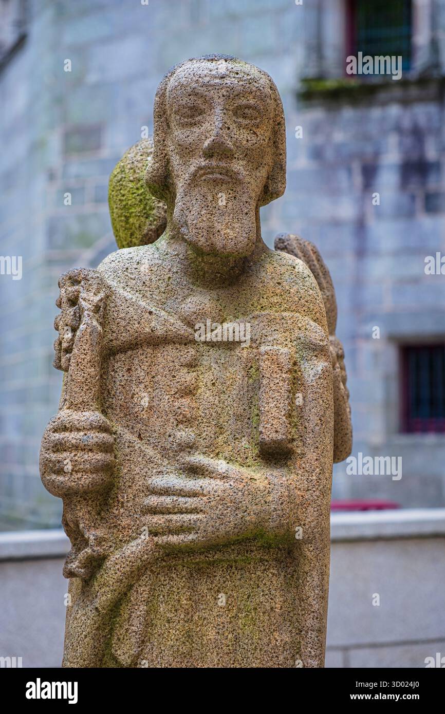 France, Finistère, Quimper, Musée Départemental breton dans l'ancien palais des évêques de Cornouailles attaché à la cathédrale Saint-Corentin, statues jumelles du XVIe siècle de Saint Jean et Saint Pierre Banque D'Images