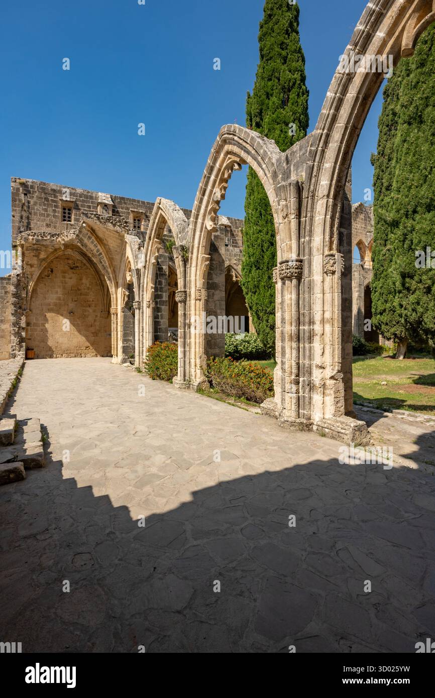 L'abbaye de Bellapais est la ruine d'un monastère construit par des chanoines réguliers au 13ème siècle sur le côté nord du petit village de Bellapais, à Nort Banque D'Images