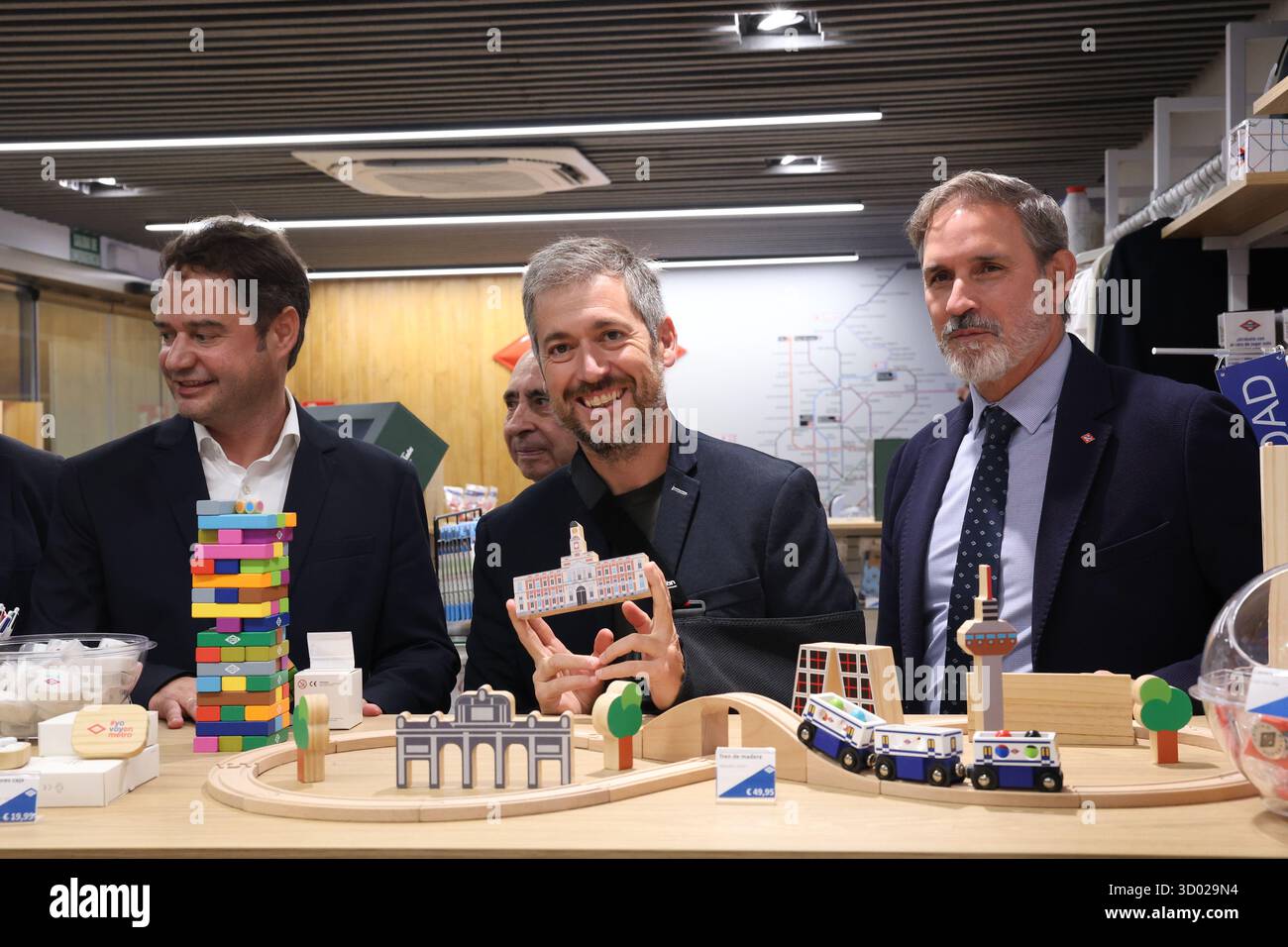 The Regional Minister of the Presidency, Justice and Local Administration of the Community of Madrid, Miguel Ángel García Martín (c), the Deputy Regional Minister of Housing, Transport and Infrastructures, José María García Gómez (d), and the CEO of Metro de Madrid S.A., Ignacio Vázquez Casavilla (l), during the ceremony to commemorate the centenary of Metro Ópera station, on October 21, 2025, in Madrid (Spain). OCTOBER 21;2025 Marta Fernández / Europa Press 10/21/2025 (Europa Press via AP) Banque D'Images