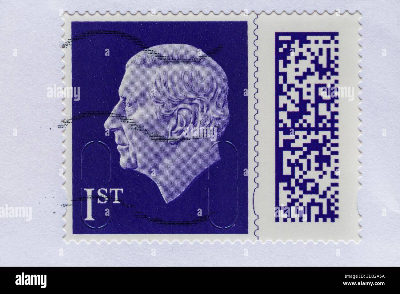 Timbre violet de 1ère classe, timbre de 1ère classe avec tête du roi Charles III, collé sur enveloppe blanche - timbre à code-barres, timbre à code-barres UK Banque D'Images