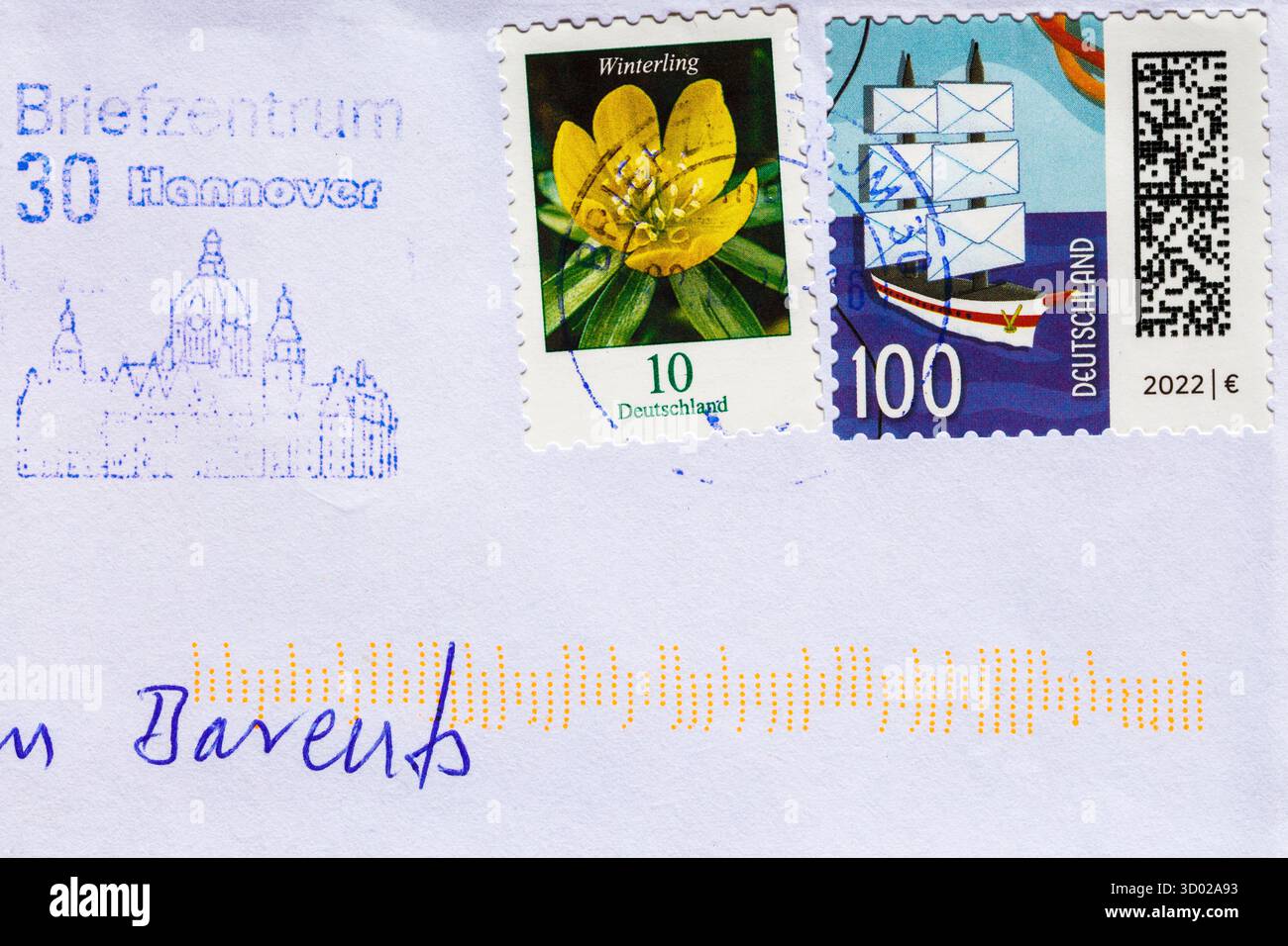 Timbres postaux allemands avec code à barres collé sur l'enveloppe Banque D'Images