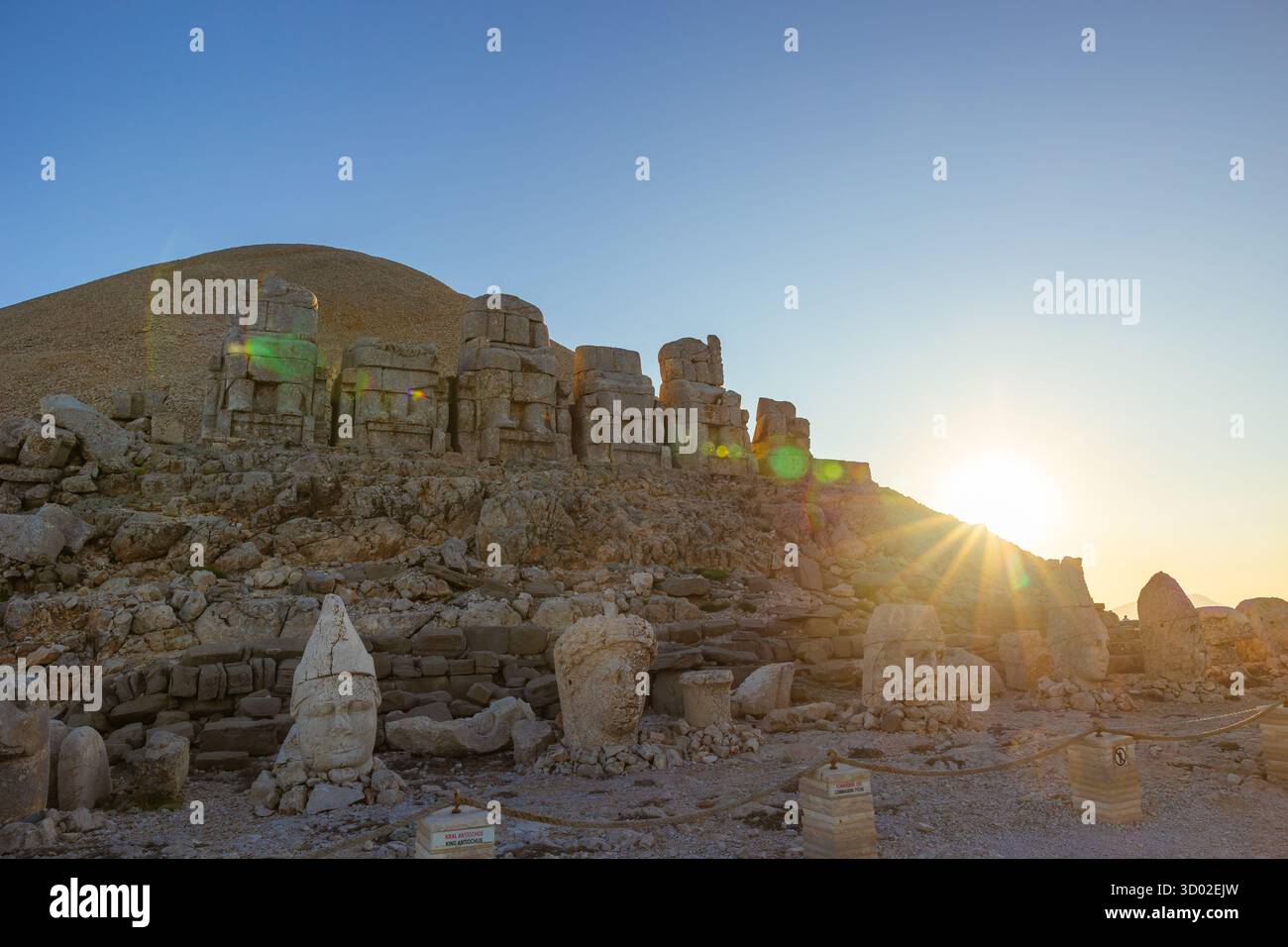 Terrasse est du mont Nemrut avec soleil au coucher du soleil. Visitez Turquie photo de fond. Banque D'Images