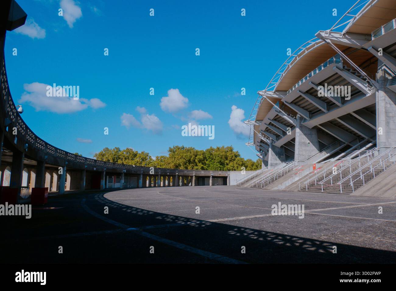 Lyon, France : 6 octobre 2025 - vue générale à l'extérieur du Matmut Stadium de Gerland à Lyon, entre l'ancienne arcade et le nouveau stand. Banque D'Images