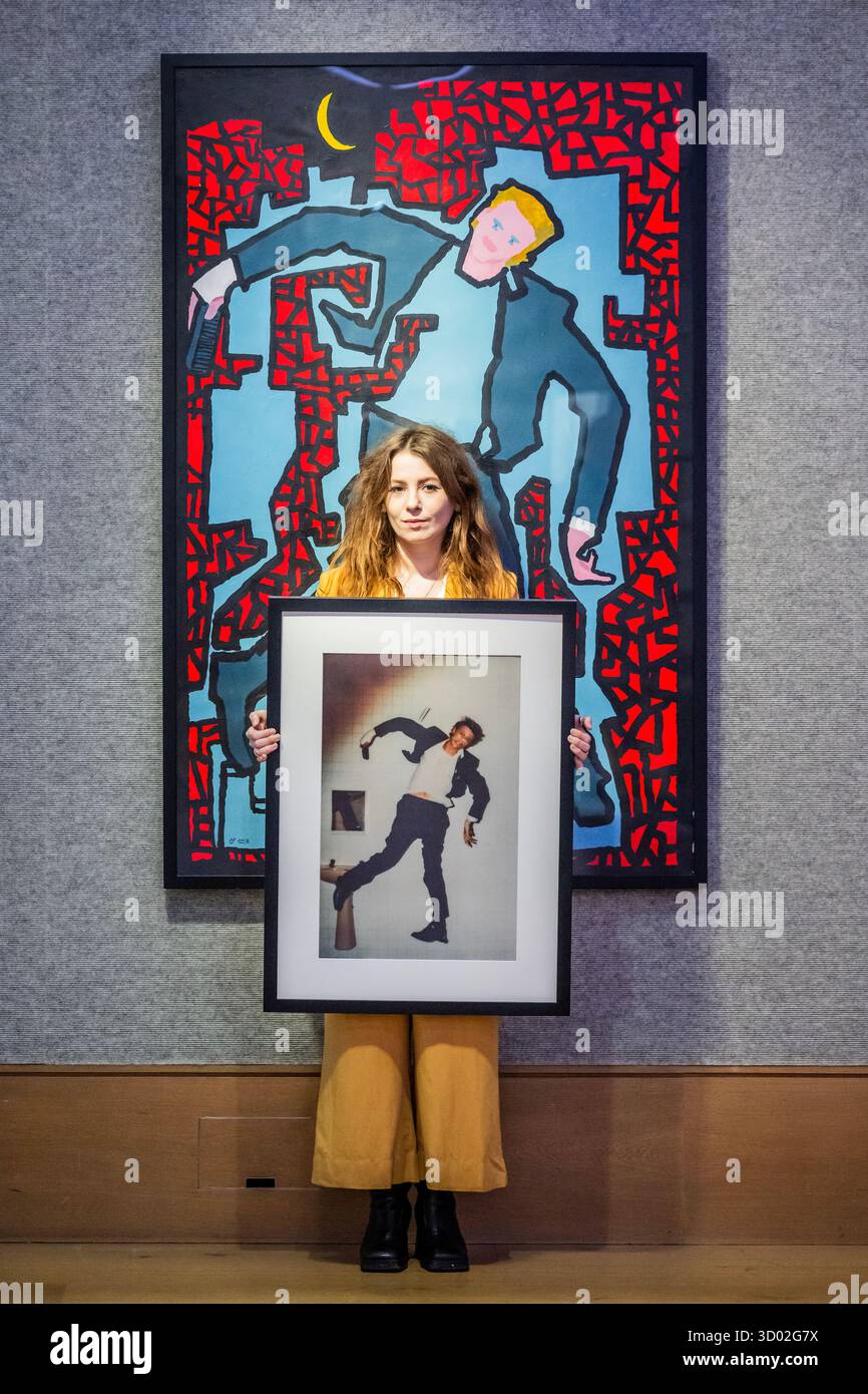 Londres, Royaume-Uni. 21 octobre 2025. David Bowie Lodger Painting de Derek Boshier (1937-2024), estimation £3 000 - £4 000 avec Un test Print de Lodger de Brian Duffy (1933-2010), estimation £800 - £1 200 - Preview for the Mona Lisa of Pop : The Duffy Archive sale à Bonhams New Bond Street, Londres. Une sélection d'images de David Bowie prises par Duffy et d'autres souvenirs. Crédit : Guy Bell/Alamy Live News Banque D'Images